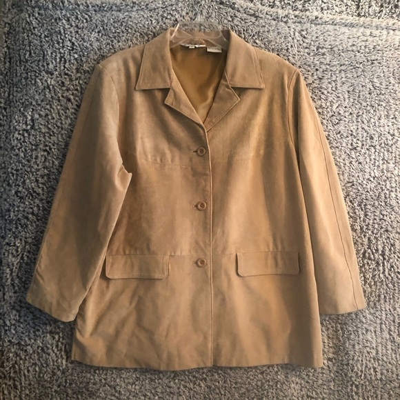 Men’s  Light Suede Tan color in Excellent Used Condition - Picture 5 of 10